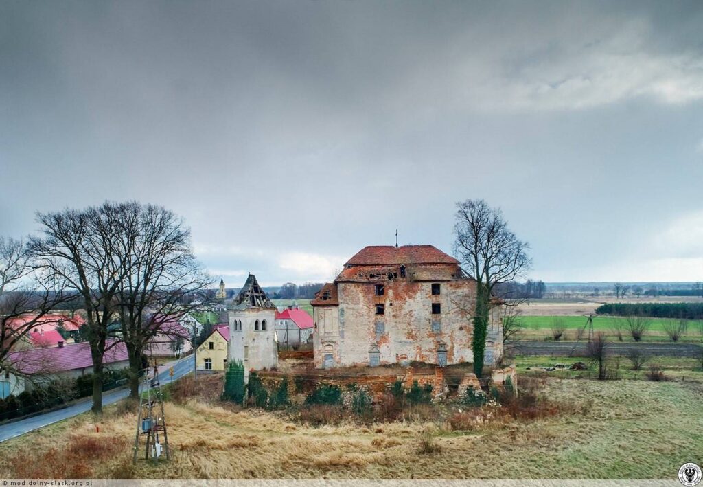 JĘDRZYCHÓW, widok na dawny zamek, a obecnie ruinę kościoła ewangelickiego w Jędrzychowie (Nowinki_ Jędrzychow_7064321)