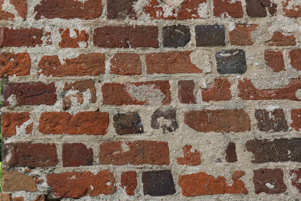 JĘDRZYCHÓW, Ceglane lico najstarszej części wieży mieszkalnej widoczne na elewacji wsch. opracowane w wątku jednowozówkowym; spoina z rysą w warstwach poziomych i w pionie (fot. M. Chorowska, Katalog Zamków i Dworów Obronnych Śląska [https://zamki.pwr.edu.pl/]. Licencja: CC BY-NC 4.0 [https://creativecommons.org/licenses/by-nc/4.0/])