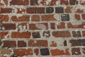 JĘDRZYCHÓW, Ceglane lico najstarszej części wieży mieszkalnej widoczne na elewacji wsch. opracowane w wątku jednowozówkowym; spoina z rysą w warstwach poziomych i w pionie (fot. M. Chorowska, Katalog Zamków i Dworów Obronnych Śląska [https://zamki.pwr.edu.pl/]. Licencja: CC BY-NC 4.0 [https://creativecommons.org/licenses/by-nc/4.0/])