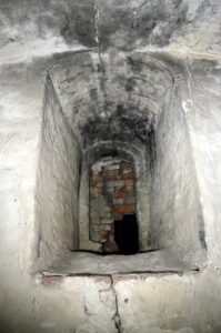 JĘDRZYCHÓW, Zachowane okno na parterze wieży w ścianie płd., w widoku od wnętrza (fot. P. Błoniewski)