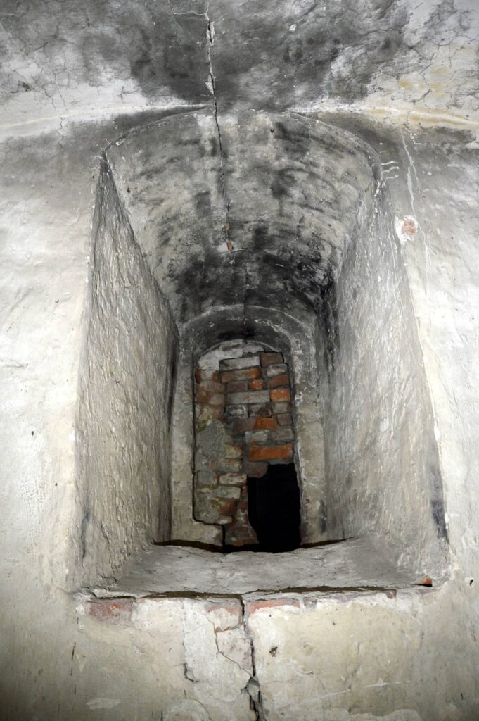 JĘDRZYCHÓW, Zachowane okno na parterze wieży w ścianie płd., w widoku od wnętrza (fot. P. Błoniewski)