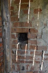 JĘDRZYCHÓW, Gniazdo po belce wspornikowej hurdycji widoczne w licu zewnętrznym ściany płn., nadbudowanej nad murem obronnym (fot. P. Błoniewski)