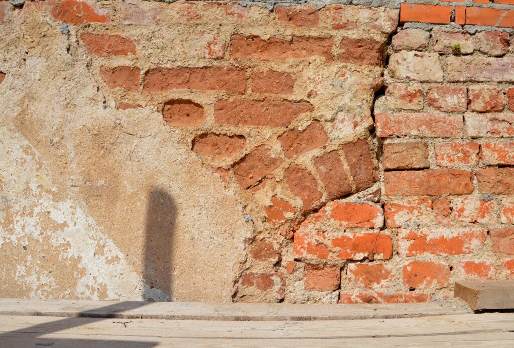 JĘDRZYCHÓW, Pozostałość łęku zamurowanego otworu okiennego z fazy 2 (fot. P. Błoniewski)