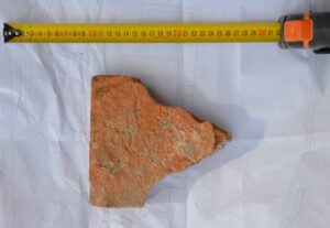 JĘDRZYCHÓW, Kształtka słupka okiennego (fot. P. Błoniewski)