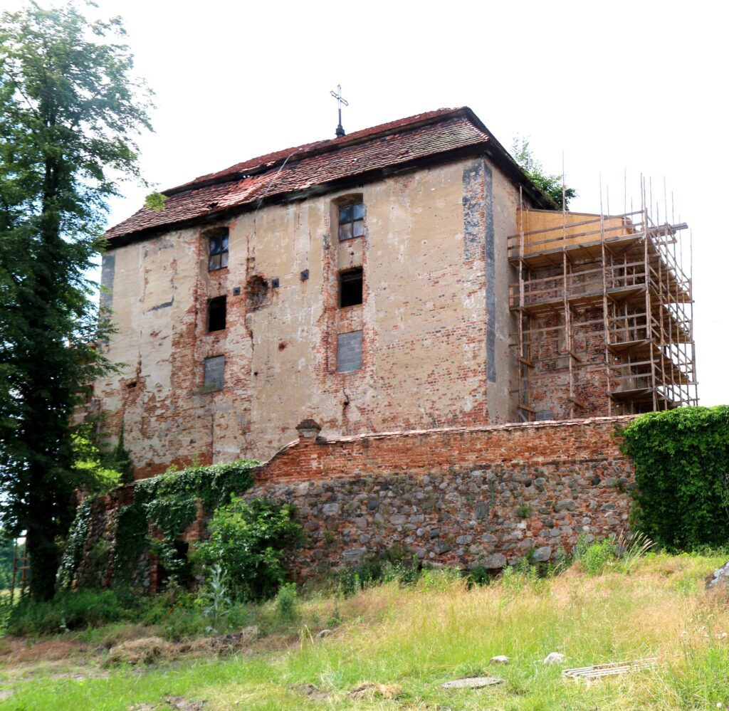 JĘDRZYCHÓW, Widok od wschodu na budynek wieżowy i kamienne partie muru obronnego zamku. Korona muru została nadbudowana cegłą w XIX w. (fot. M. Chorowska)