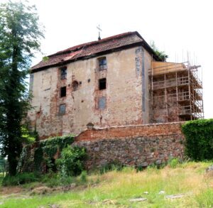 JĘDRZYCHÓW, Widok od wschodu na budynek wieżowy i kamienne partie muru obronnego zamku. Korona muru została nadbudowana cegłą w XIX w. (fot. M. Chorowska)