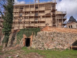 JĘDRZYCHÓW, Mur obwodowy zachowany po stronie wsch. stanowiący oskarpowanie plateau został nadbudowany murkiem ogrodzeniowym w XIX w. Na wprost wejście do sklepionej piwnicy pod plateau z XIX w. (fot. M. Chorowska)