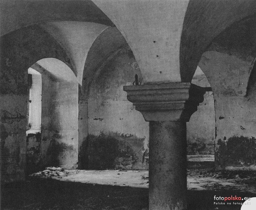 KAMIENNA GÓRA-GRODZTWO, Sklepiona izba z centralnym filarem (za Guerquin 1957, s. 219, il. 221)