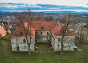 10 WIERZBNA, pałac opacki od południa, 2005 (fot. M Bogdała)