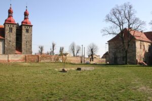 4. WIERZBNA, kościół i wsch. skrzydło pałacu opackiego z reliktami średniowiecznej wieży mieszkalnej, 2005 (fot. A Boguszewicz)