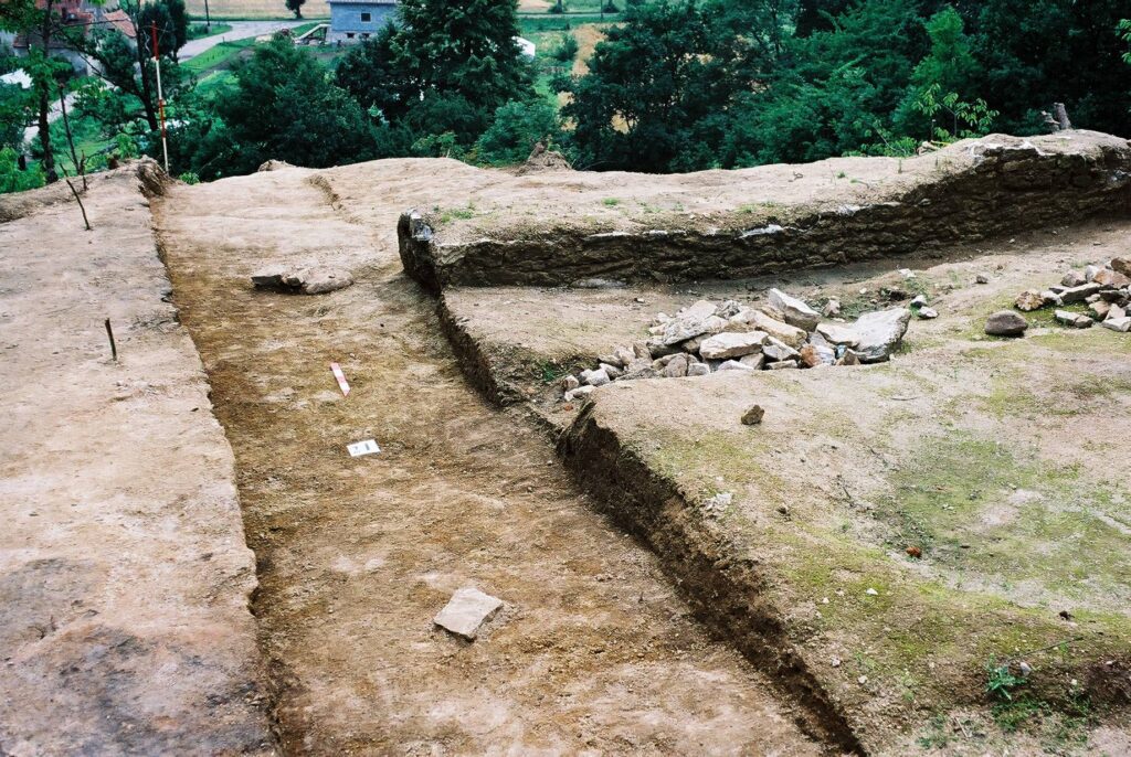 WIERZBNA-Skałka, relikty donżonu z negatywem muru magistralnego 2005 (fot. A. Boguszewicz)