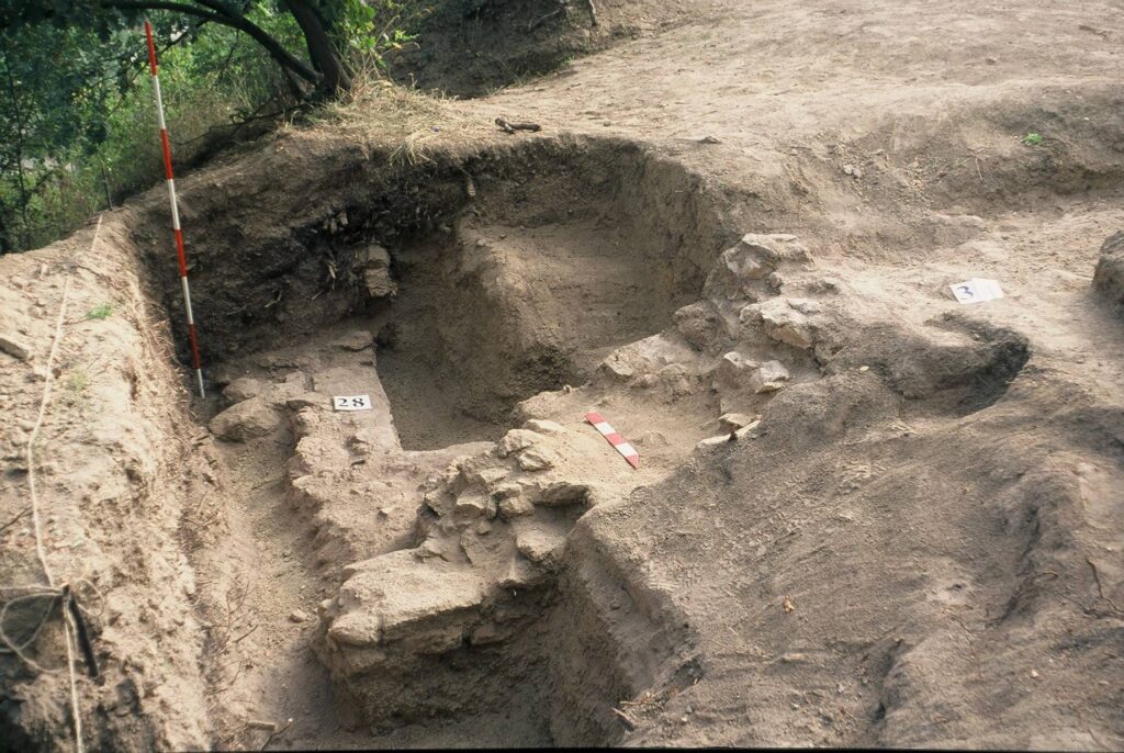 WIERZBNA-Skałka, relikty narożnika płn.-wsch. muru obwodowego, 2005 (fot. A. Boguszewicz)