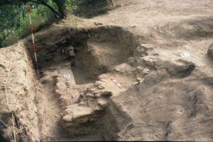 WIERZBNA-Skałka, relikty narożnika płn.-wsch. muru obwodowego, 2005 (fot. A. Boguszewicz)