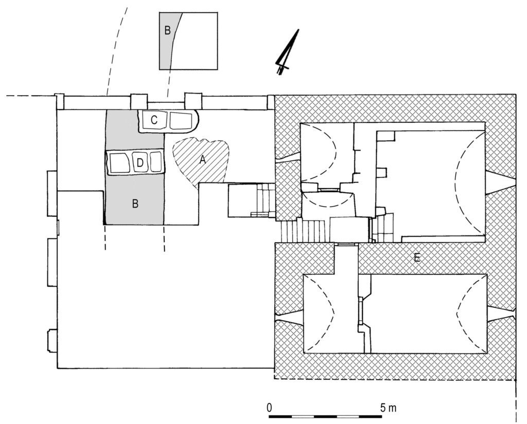 7 WIERZBNA, Rzut piwnicy pod wieżą mieszkalną we wsch. skrzydle pałacu opata oraz obiekty odkryte w badaniach archeologicznych z 2005 r.: A – jama z materiałem rozbiórkowym z 2 poł. XIII w., B – fosa zasypana w XV w.; C i D - piece typu hypocaustum, E – wieża mieszkalna (wg Boguszewicz 2005, s. 293)