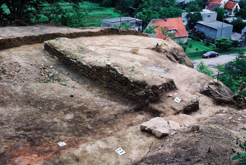 WIERZBNA-Skałka, relikty ściany działowej donżonu, 2005 (fot. A. Boguszewicz)