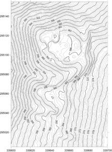 BARDO, st. 3, zamek, plan warstwicowy stanowiska (oprac. M. Legut-Pintal, P. Rajski, Katalog Zamków i Dworów Obronnych Śląska [https://zamki.pwr.edu.pl/]. Licencja: CC BY-SA 4.0 [https://creativecommons.org/licenses/by-nc/4.0/])