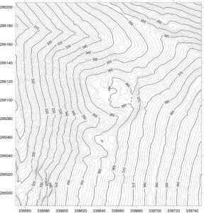 BARDO, st. 3, zamek, plan warstwicowy otoczenia stanowiska (oprac. M. Legut-Pintal, P. Rajski, Katalog Zamków i Dworów Obronnych Śląska [https://zamki.pwr.edu.pl/]. Licencja: CC BY-SA 4.0 [https://creativecommons.org/licenses/by-nc/4.0/])