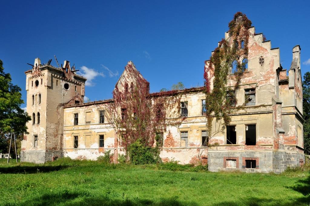GAŁÓW, ruiny pałacu zbudowanego w XVII w
