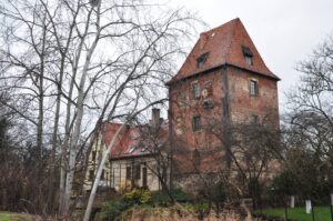 Biestrzyków. Widok dworu od strony południowo-wschodniej (fot. D. Nowakowski , Katalog Zamków i Dworów Obronnych Śląska [https://zamki.pwr.edu.pl/]. Licencja: CC BY-NC 4.0 [https://creativecommons.org/licenses/by-nc/4.0/])