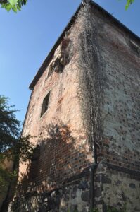 BIESTRZYKÓW, widok południowego narożnika i elewacji wieży (fot. D. Nowakowski , Katalog Zamków i Dworów Obronnych Śląska [https://zamki.pwr.edu.pl/]. Licencja: CC BY-NC 4.0 [https://creativecommons.org/licenses/by-nc/4.0/])