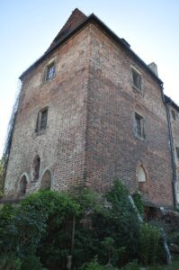 BIESTRZYKÓW, widok wieży od strony wschodniej (fot. D. Nowakowski , Katalog Zamków i Dworów Obronnych Śląska [https://zamki.pwr.edu.pl/]. Licencja: CC BY-NC 4.0 [https://creativecommons.org/licenses/by-nc/4.0/])