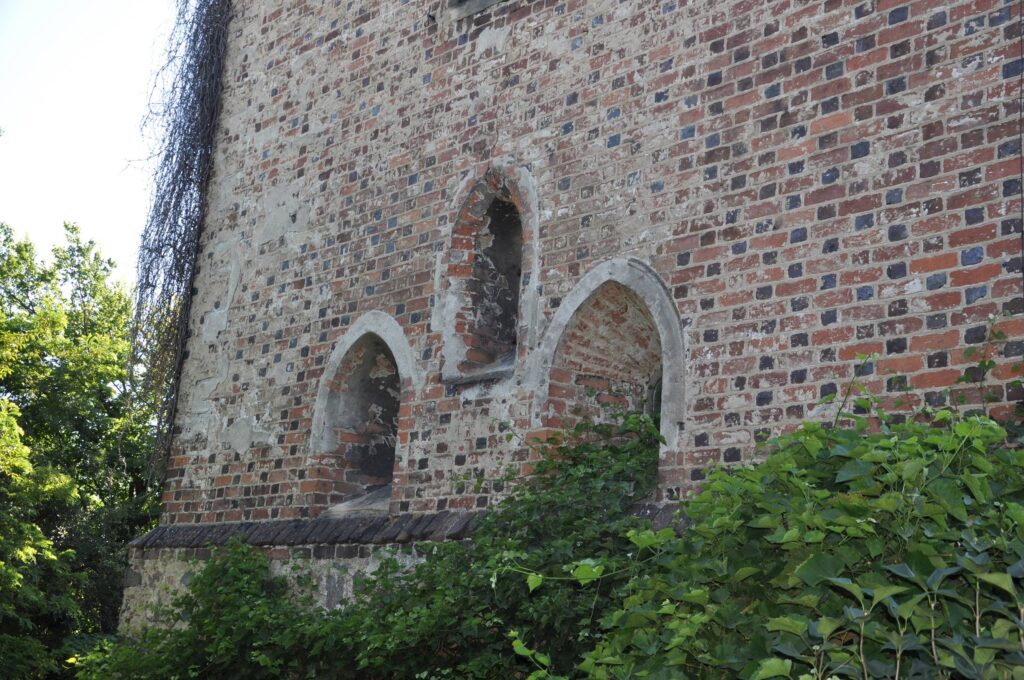 BIESTRZYKÓW, widok okien we wschodniej elewacji wieży na poziomie pierwszej kondygnacji (fot. D. Nowakowski, Katalog Zamków i Dworów Obronnych Śląska [https://zamki.pwr.edu.pl/]. Licencja: CC BY-NC 4.0 [https://creativecommons.org/licenses/by-nc/4.0/])