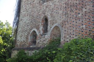 BIESTRZYKÓW, widok okien we wschodniej elewacji wieży na poziomie pierwszej kondygnacji (fot. D. Nowakowski, Katalog Zamków i Dworów Obronnych Śląska [https://zamki.pwr.edu.pl/]. Licencja: CC BY-NC 4.0 [https://creativecommons.org/licenses/by-nc/4.0/])