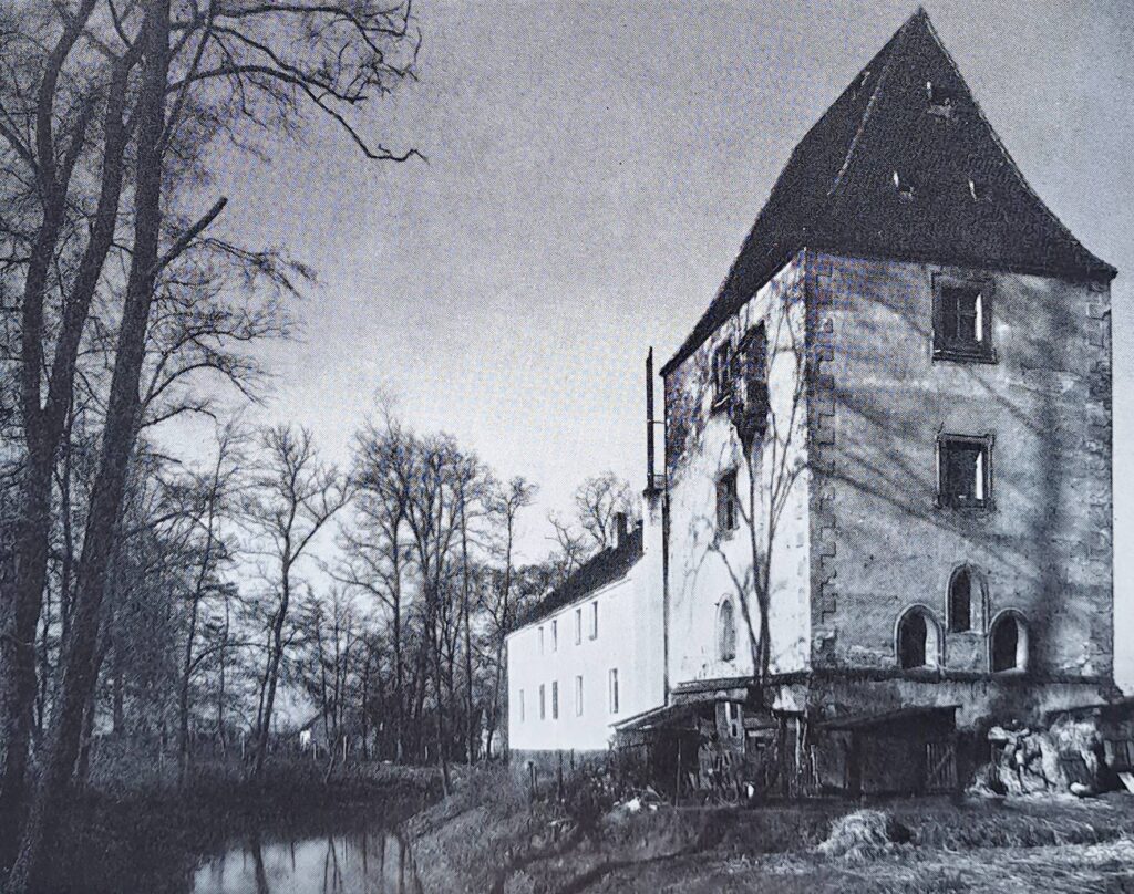 BIESTRZYKÓW, widok wieży od strony południowej wg fotografii z okresu międzywojennego (za Degen 1965, s. 460)