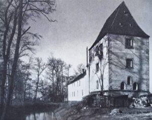 BIESTRZYKÓW, widok wieży od strony południowej wg fotografii z okresu międzywojennego (za Degen 1965, s. 460)