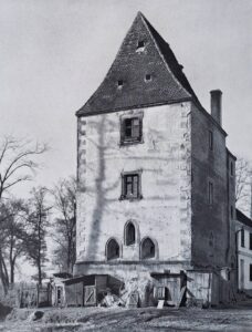 BIESTRZYKÓW, widok wieży od strony wschodniej wg fotografii z okresu międzywojennego (za Degen 1965, s. 461)