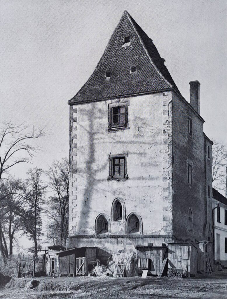 BIESTRZYKÓW, widok wieży od strony wschodniej wg fotografii z okresu międzywojennego (za Degen 1965, s. 461)