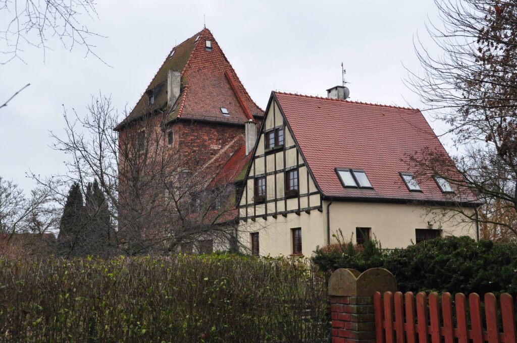 BIESTRZYKÓW, widok dworu od strony północnej, 2020 (fot. D. Nowakowski , Katalog Zamków i Dworów Obronnych Śląska [https://zamki.pwr.edu.pl/]. Licencja: CC BY-NC 4.0 [https://creativecommons.org/licenses/by-nc/4.0/])