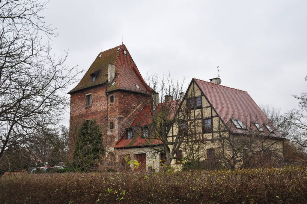 BIESTRZYKÓW, widok dworu od strony północnej (fot. D. Nowakowski , Katalog Zamków i Dworów Obronnych Śląska [https://zamki.pwr.edu.pl/]. Licencja: CC BY-NC 4.0 [https://creativecommons.org/licenses/by-nc/4.0/])