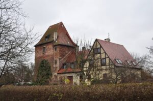 BIESTRZYKÓW, widok dworu od strony północnej (fot. D. Nowakowski , Katalog Zamków i Dworów Obronnych Śląska [https://zamki.pwr.edu.pl/]. Licencja: CC BY-NC 4.0 [https://creativecommons.org/licenses/by-nc/4.0/])