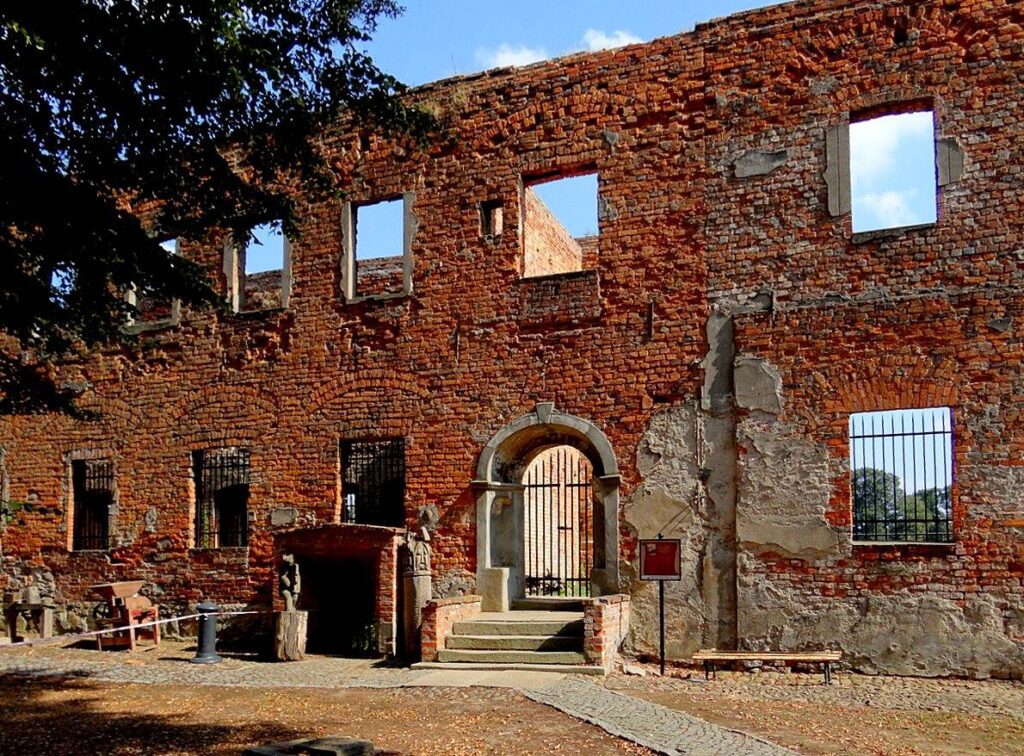 KROSNO ODRZAŃSKIE, skrzydło wschodnie od strony dziedzińca z portalem