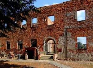 KROSNO ODRZAŃSKIE, skrzydło wschodnie od strony dziedzińca z portalem