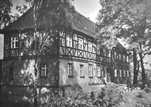 BIELANY WROCŁAWSKIE, widok dworu wg fotografii z początku XX w. (archiwum Muzeum archeologicznego we Wrocławiu, sygn. MAWr., 366)