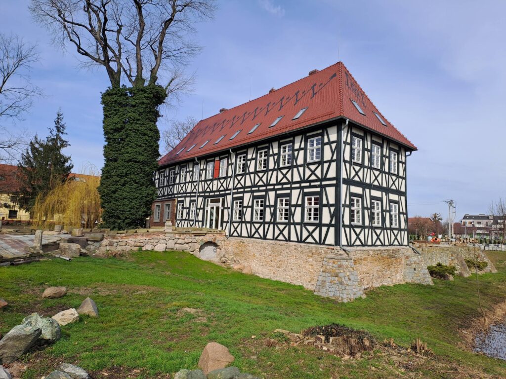 BIELANY WROCŁAWSKIE, widok dworu od strony południowo-wschodniej, 2023 (fot. D. Nowakowski)