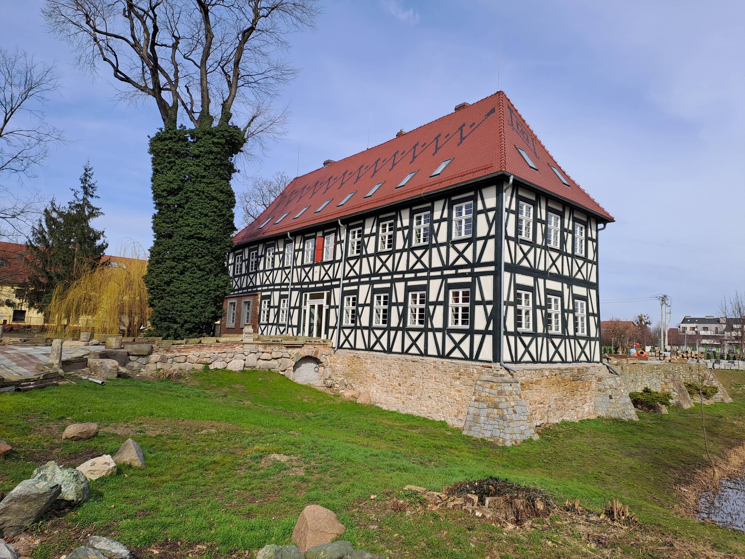 BIELANY WROCŁAWSKIE, widok dworu od strony południowo-wschodniej, 2023 (fot. D. Nowakowski)