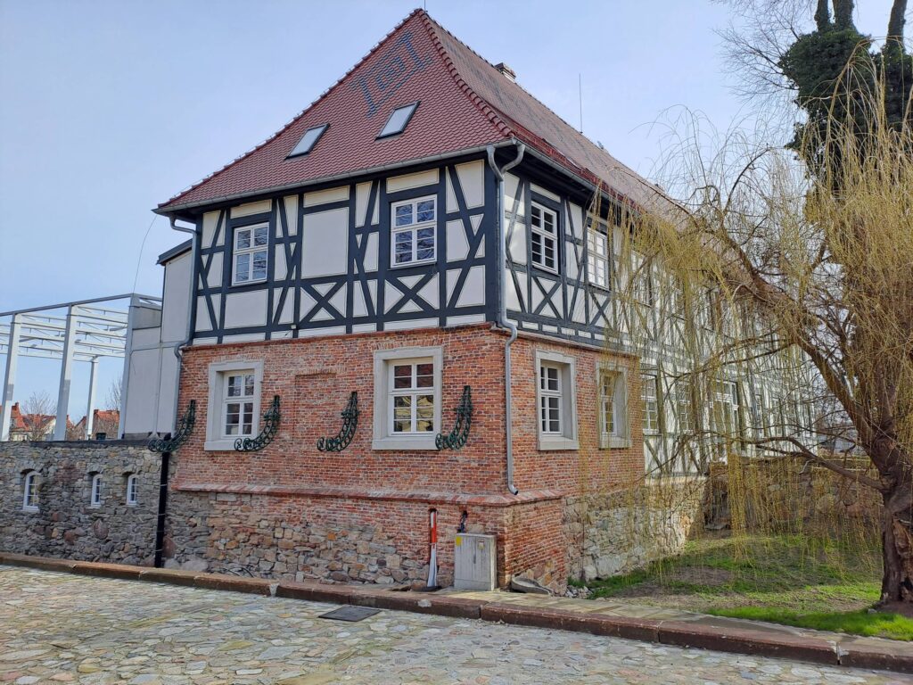 BIELANY WROCŁAWSKIE, widok dworu od strony południowo-zachodniej, 2023 (fot. D. Nowakowski)