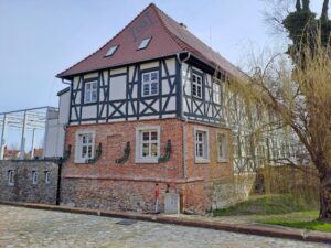 BIELANY WROCŁAWSKIE, widok dworu od strony południowo-zachodniej, 2023 (fot. D. Nowakowski)