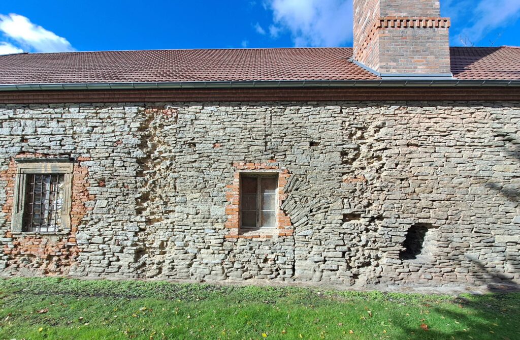 BOREK STRZELIŃSKI, widok na portal wejściowy i skute przypory w elewacji, 2025 r. wschodniej (fot. D. Nowakowski)