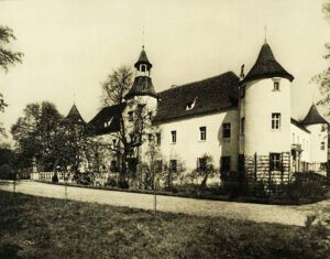 CHOBIENIA, widok dworu od strony wschodniej wg fotografii z pocz. XX w. (za: Weber 1910)
