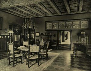 CHOBIENIA, widok sali reprezentacyjnej dworu z widocznym ozdobnym drewnianym stropem z 1583 r. (za Weber 1910)