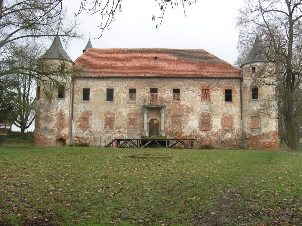 CHOBIENIA, widok dworu od strony wschodniej, 2007 (fot. D. Nowakowski)