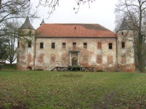 CHOBIENIA, widok dworu od strony wschodniej, 2007 (fot. D. Nowakowski)