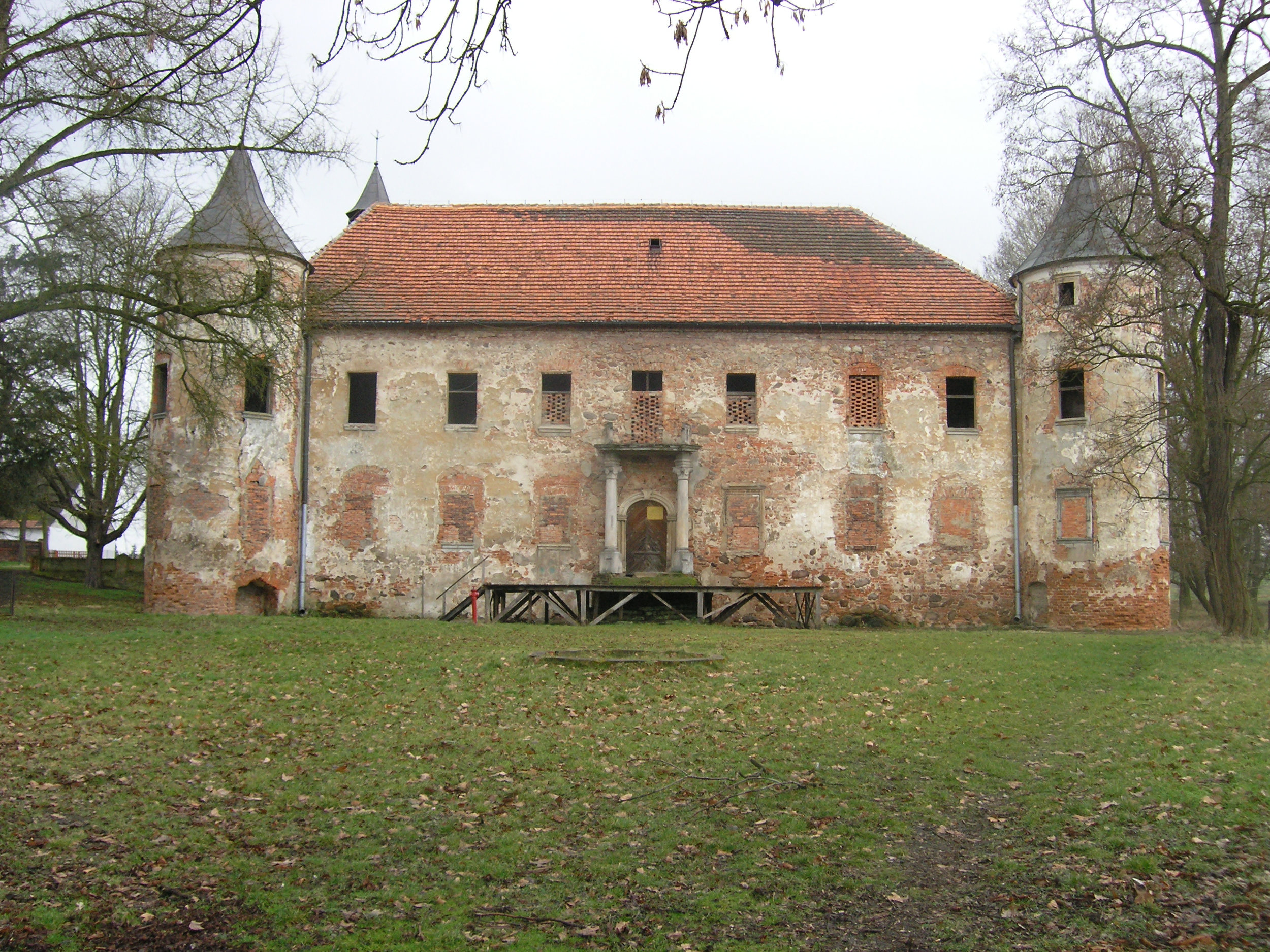 CHOBIENIA, widok dworu od strony wschodniej, 2007 (fot. D. Nowakowski)