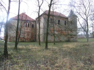 CHOBIENIA, widok dworu od strony zachodniej, 2007 (fot. D. Nowakowski)