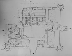 CHOBIENIA, plan dworu na poziomie piwnic