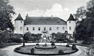 CHOBIENIA, widok dworu od strony wschodniej wg fotografii z pocz. XX w.